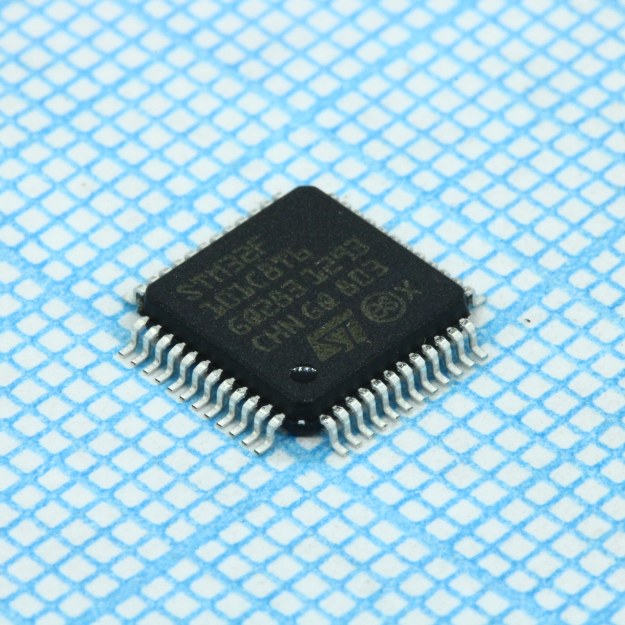 Купить STM32F101C8T6 STM оптом в Москве